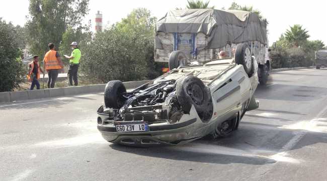 Adana'da bariyerlere çarpan otomobil devrildi: 4 yaralı