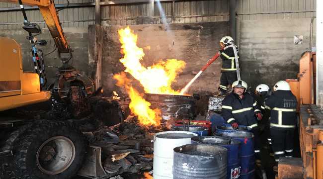Adana'da hurda çelik deposunda yangın
