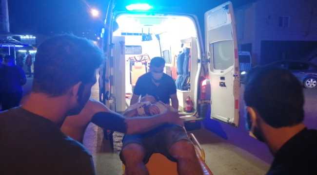 Adana'da kaldırıma çıkan motosikletli yayaya çarptı: 2 yaralı