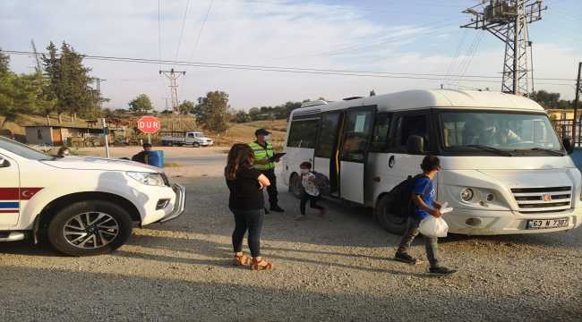 Adana'da okul taşıtları ile servis araçlarında Kovid-19 denetimi yapıldı