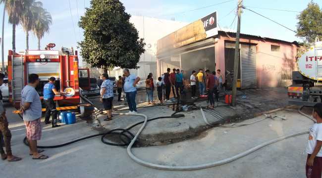 Adana'da oto tamircisinde çıkan yangında 3 araç zarar gördü