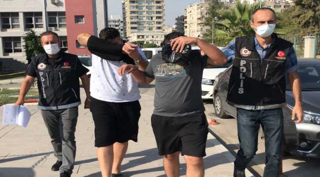 Adana'da ses sisteminde uyuşturucu çıkan otomobildeki iki zanlı tutuklandı