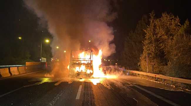 Adana'da seyir halindeki yolcu otobüsü yandı
