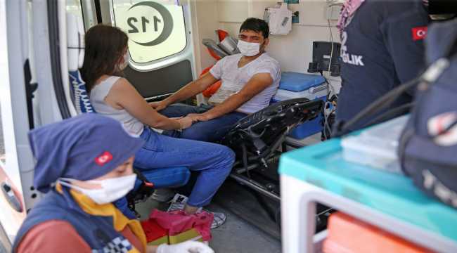 Adana'da sulama kanalına devrilen otomobildeki 2 kişiyi vatandaşlar kurtardı