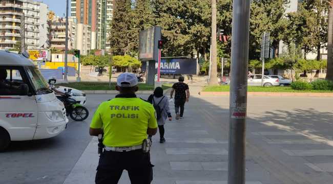 Adana'da trafik kurallarına uymadığı drone ile belirlenen yaya ve sürücülere ceza