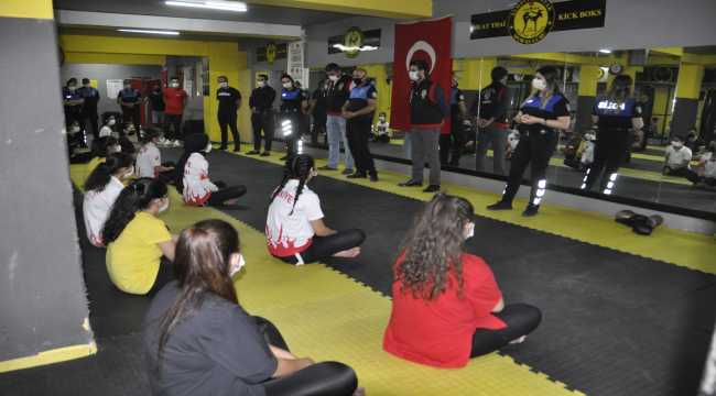 Adana polisi çocuk ve gençleri sosyal medyadaki tehlikelere karşı uyardı