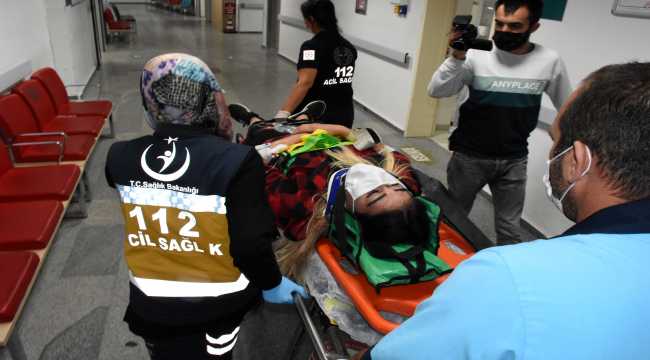 Aksaray'da otomobil elektrik direğine çarptı: 1'i ağır 4 yaralı