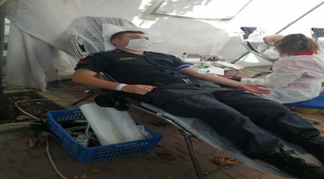 Alanya'da jandarmadan kan bağışı
