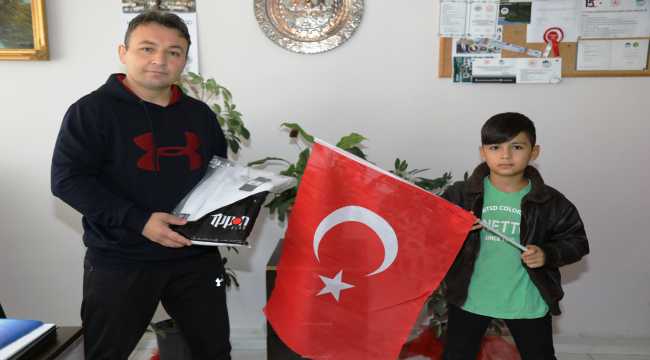 Ankaralı 11 yaşındaki İbrahim'in bayrak sevgisi ödüllendirildi