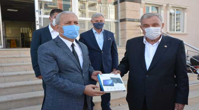 Antakya Belediyesinden uzaktan eğitime erişemeyen 200 öğrenciye tablet desteği