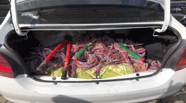 Antalya'da kablo hırsızlığı yaptıkları iddia edilen 3 zanlı tutuklandı 