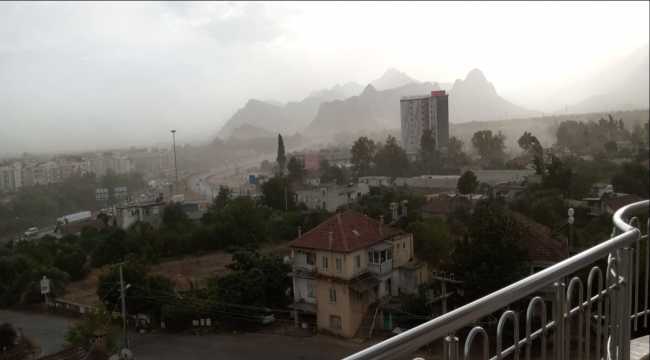 Antalya'da küçük ölçekli toz fırtınası yaşandı