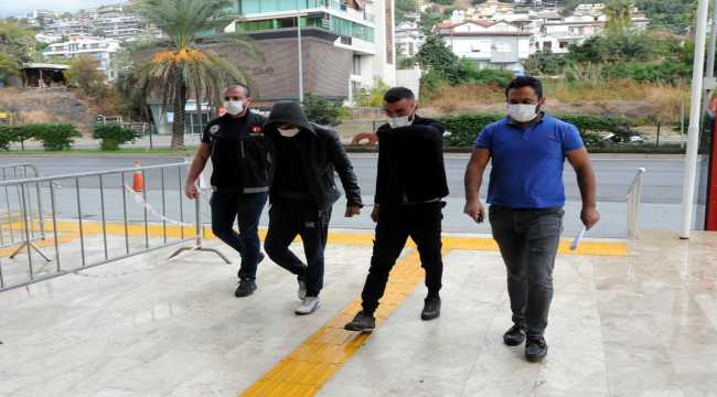 Antalya'da uyuşturucu ticareti iddiasıyla 2 şüpheli tutuklandı 