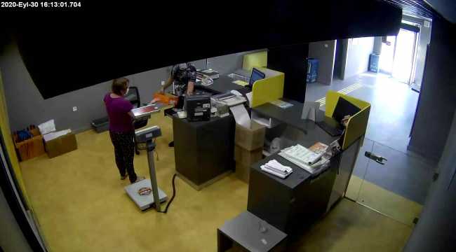 Antalya'daki PTT şubesini soyan sanığın rahat tavırları kamerada