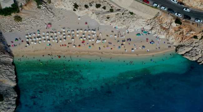 Antalya'nın ünlü Kaputaş Plajı'nda deniz ve güneş keyfi
