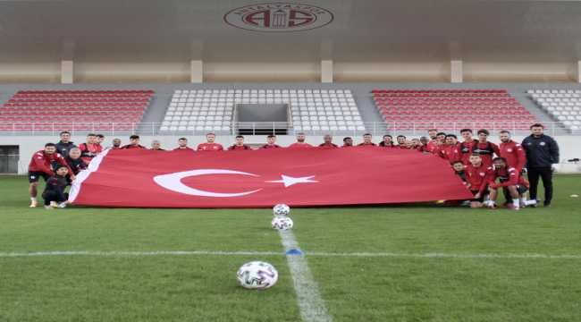 GÜNCELLEME - Isparta'da midibüsle otomobil çarpıştı: 1 ölü, 24 yaralı
