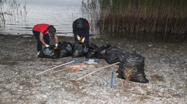 Beyşehir'de doğadan 315 poşet dolusu atık toplandı