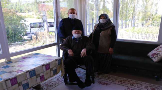 Burdur'da cumhuriyetle yaşıt Mehmet Dede'ye doğum günü sürprizi 