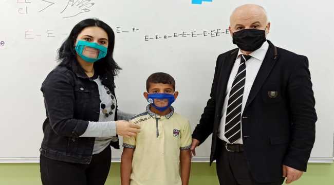 Çankırı Karatekin Üniversitesi'nde üretilen şeffaf maskeler işitme engellilere ulaştırılıyor
