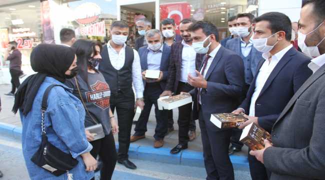 Elbistan'da vatandaşlara Nutuk kitabı dağıtıldı