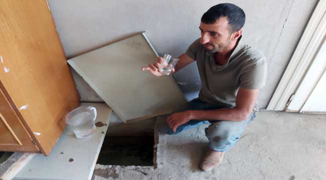 Evinin zemininden çıkan suya çözüm bulamayınca odaya kuyu yaptı