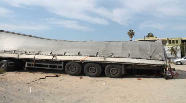 Gazipaşa'da domates ve nar yüklü tır dorsesi devrildi