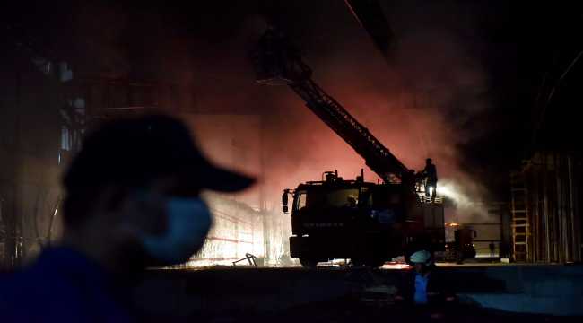 Mersin'de sebze meyve halinde çıkan yangında 3 depo hasar gördü