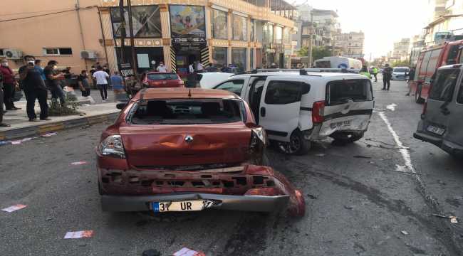 Hatay'da freni arızalanan su tankeri park halindeki 12 araca çarptı