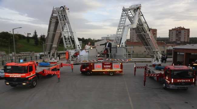 İtfaiye Grup Amirliği kapılarını düğün fotoğrafı çekimi için 