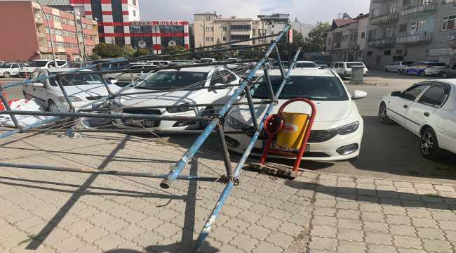 Rüzgardan demir iskele devrildi