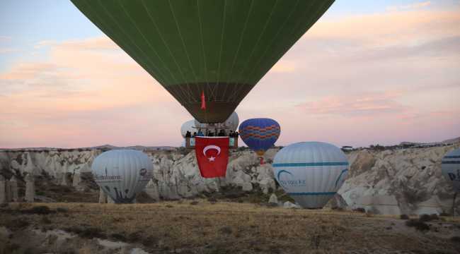 Kapadokya'da balonlar, Cumhuriyet Bayramı için havalandı

