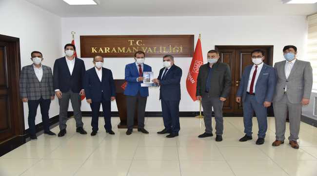 Karaman'da iş insanları öğrencilere tablet hediye etti