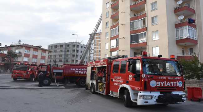 Apartmanın çatısındaki yangın söndürüldü