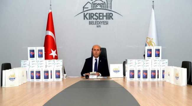 Kırşehir'de ihtiyaç sahibi öğrencilere 300 tablet bilgisayar dağıtıldı
