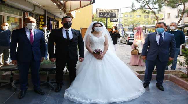 Kovid-19 denetim ekipleri maskeli gelin ve damatla hatıra fotoğrafı çektirdi