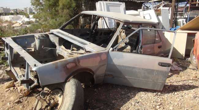 Mersin'de hurda otomobilin altına sıkışan köpek yavrusunu esnaf kurtardı 