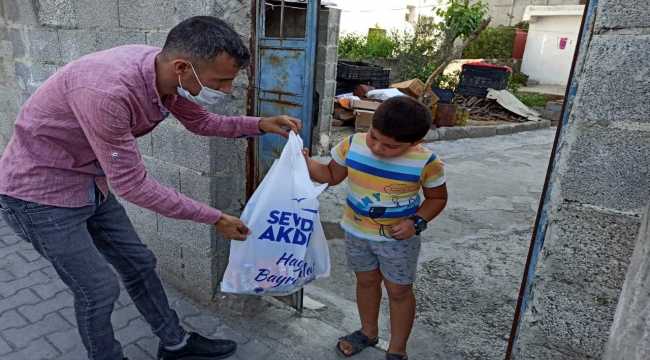 Mersin'de öğrencilere kırtasiye yardımı 