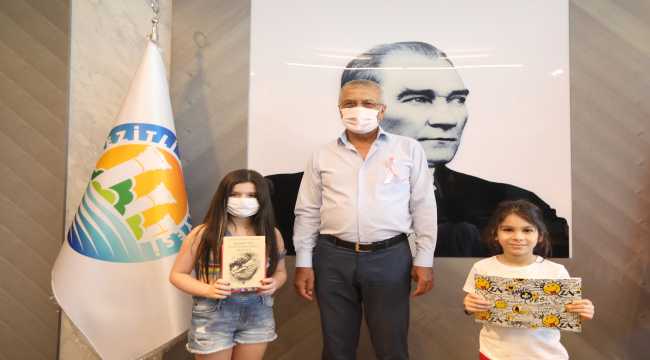 Mersin'de oynadıkları parkı temizleyen iki kardeş ödüllendirildi