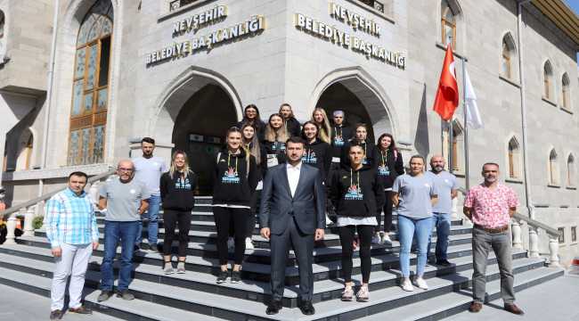Nevşehir Belediyespor Kadın Voleybol Takımı'nda imza töreni
