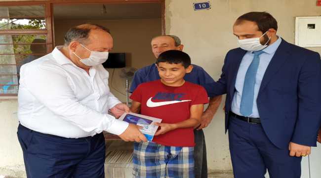 Osmaniye'deki orman yangınında evi zarar gören öğrenciye tablet hediye edildi