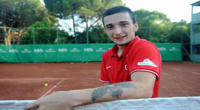 Paralimpik tenisçi Emirhan, raketini hep başarı için sallıyor
