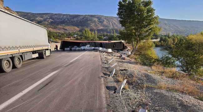 Sivas'ta devrilen tır ulaşımı aksattı