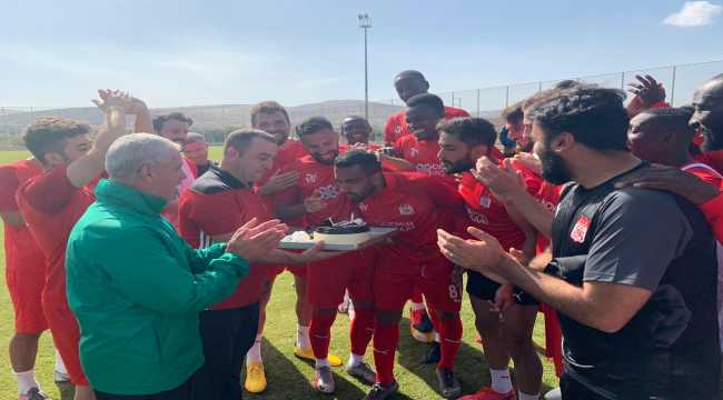 Sivassporlu Goiano'ya takım arkadaşlarından doğum günü sürprizi