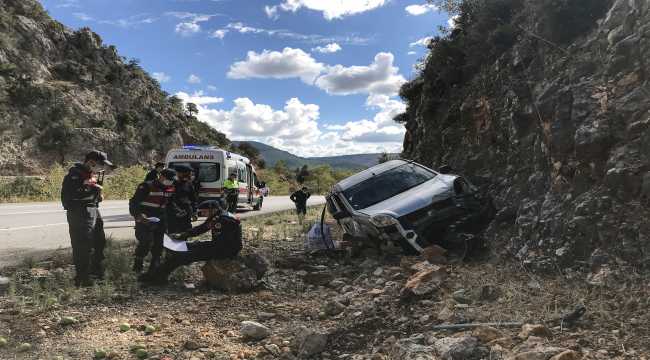 Trafik kazasında yola dökülen elma ve domatesleri jandarma ekipleri topladı
