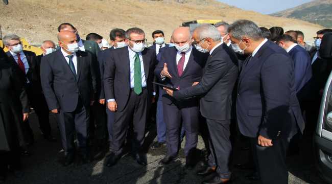 Ulaştırma ve Altyapı Bakanı Karaismailoğlu'ndan İzmir'deki depremle ilgili açıklama: 