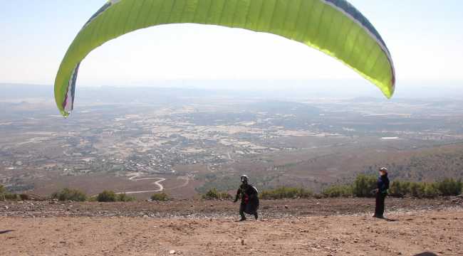 Üreğil Mahallesi yamaç paraşütçülerinin akınına uğradı