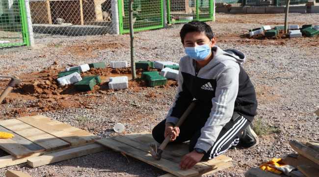 Yahşihan'da atık tahtalardan kedi ve köpeklere kulübe yapıldı