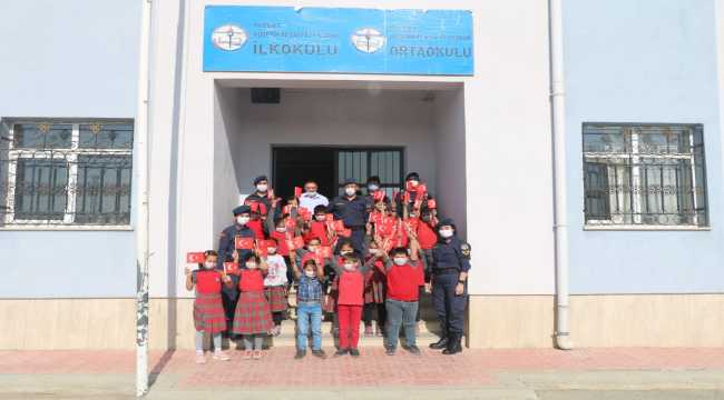 Yozgat'ta jandarma, öğrencilerin Cumhuriyet Bayramı'nı kutladı