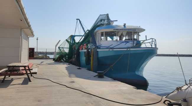 Yunan tankeriyle çarpışan balıkçı teknesi limana getirildi