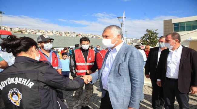 Adana Büyükşehir Belediye Başkanı Karalar İzmir'de deprem bölgesini ziyaret etti
